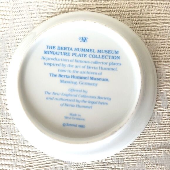Lot of 11  Berta Hummel Miniature Plates - Picture 5 of 5